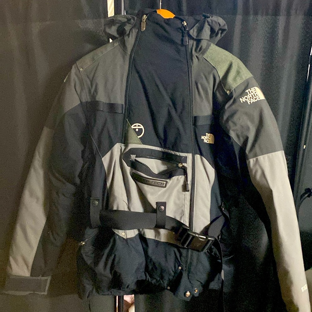 North face winter coat. 3/4 Jacket. Lots of pockets.